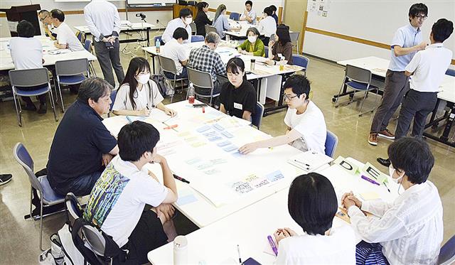 東京都小金井市で開かれた気候市民会議。参加者が意見を付箋に書き出している