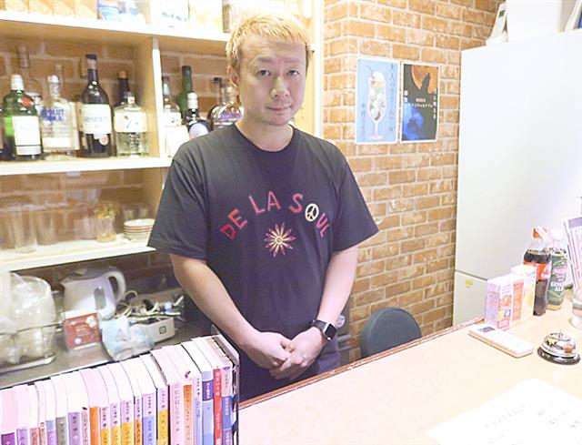 ブックバー「ひらづみ」の肥沼和之さん=東京都新宿区