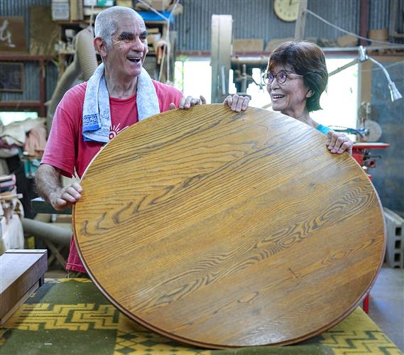 製作したちゃぶ台を手にするダニー・ネフセタイと妻の吉川かほる。ダニーは、みんなが等間隔で座れるちゃぶ台の「和」の思想にほれ込んだ=埼玉県皆野町の工房「ナガリ家」(撮影・堀誠)