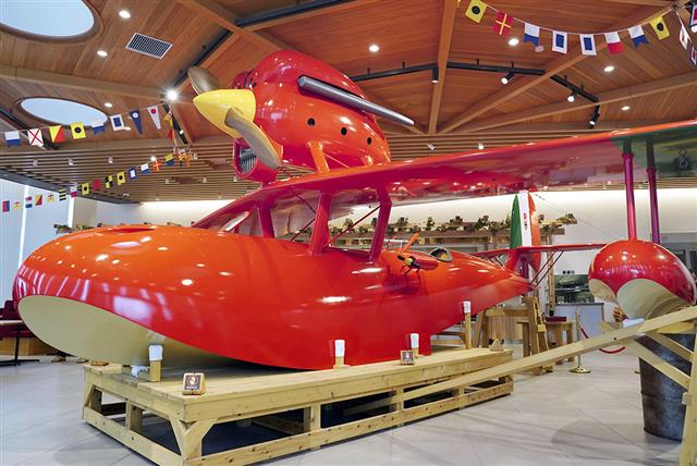 リニューアルされたカフェ「ロタンダ風ケ丘」の店内に展示される、映画「紅の豚」に登場する赤い飛行艇を再現した作品=31日、長久手市