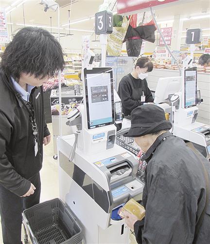 効率運営を一段と強化する(写真はセルフレジ)