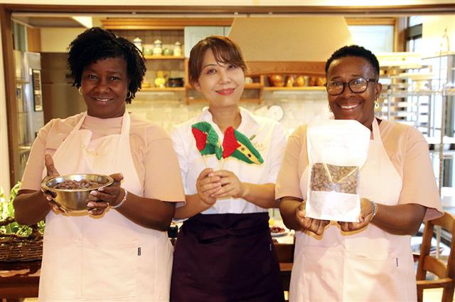 サントメ・プリンシペから来日したファティマさん(右)らと写真に納まる田中千尋さん(中央)=10月4日、名古屋市