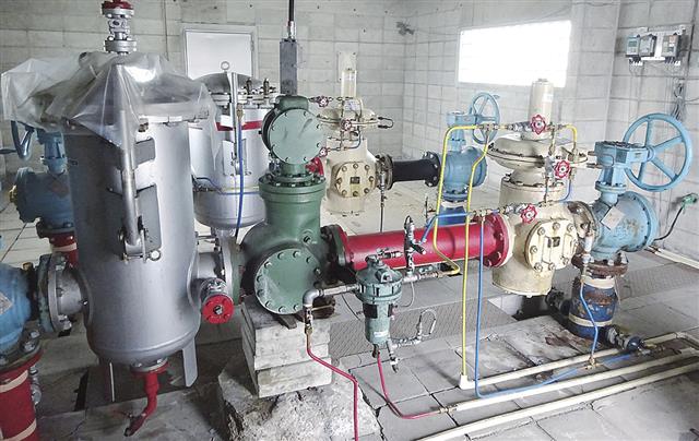 都市ガスの圧力調整設備「ガバナ室」の内部