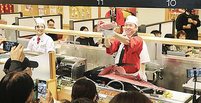 ギネス世界記録をかけ、銚子丸の店舗で行われたマグロ解体ショー=1日午前、東京都練馬区
