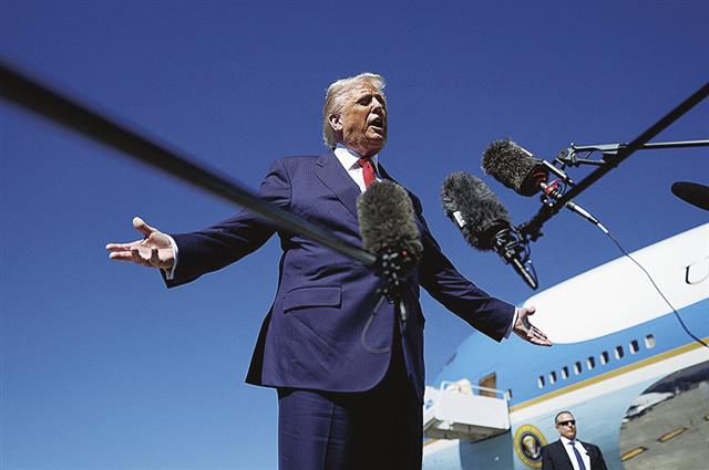取材に答えるトランプ米大統領=10月31日、フロリダ州(ロイター=共同)