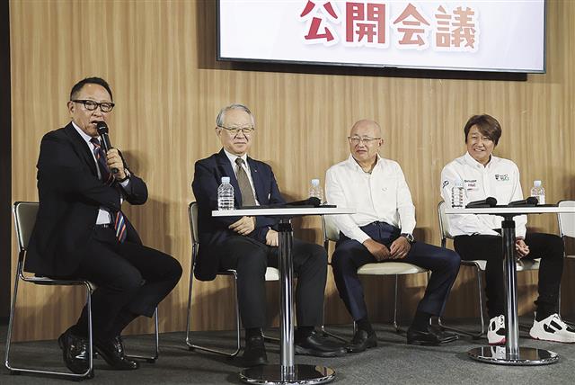 「ジャパンモビリティショー」のトークショーに登壇した日本自動車会議所の豊田章男会長(左端)、歌手の近藤真彦さん(右端)ら=1日午前、東京都内