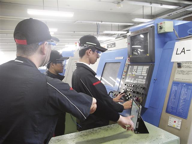 加工支援ツールを活用し、1年目の社員への旋削の教育時間を削減した