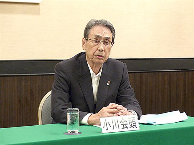 会見する小川会頭