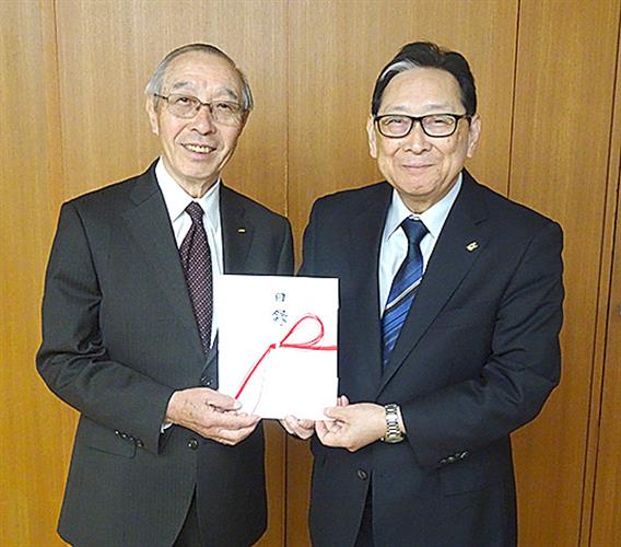 贈呈式に出席した小川理事長(左)と吉田学長