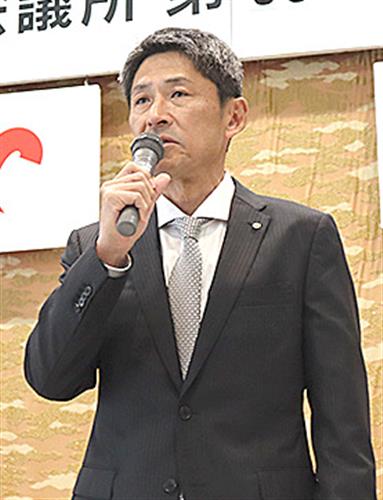 あいさつする余郷新会頭