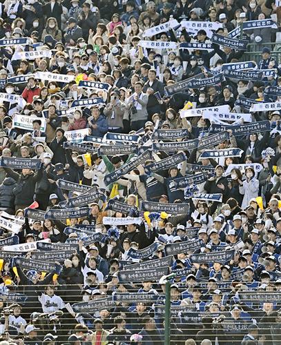 今春の選抜高校野球大会で長崎県立壱岐高に声援を送る大勢の人たち=3月、甲子園球場