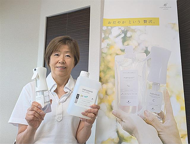 コーティング剤を紹介する岸下社長