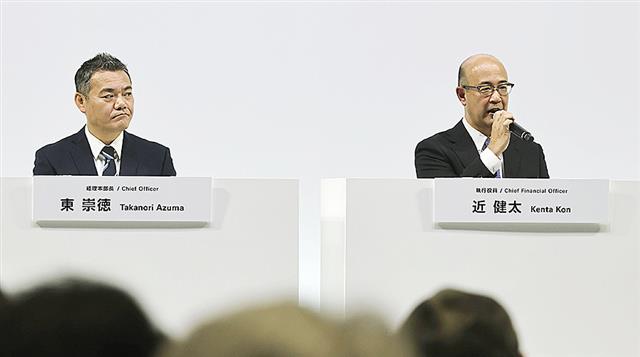 決算説明会で記者の質問に答えるトヨタ自動車の近健太CFO(右)=5日午後、東京都内