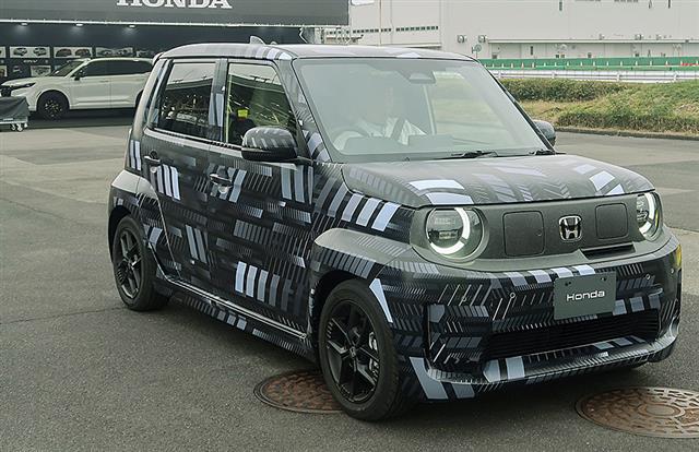 記者が試乗したホンダの小型電気自動車=10月、栃木県芳賀町