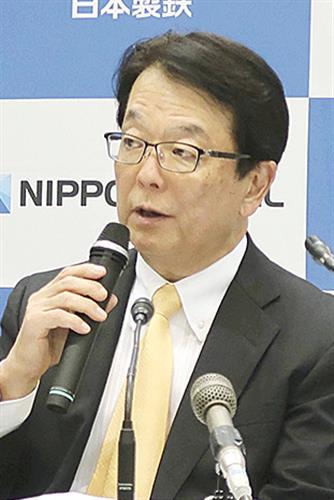 記者会見する日本製鉄の森高弘副会長=5日午後、東京都千代田区