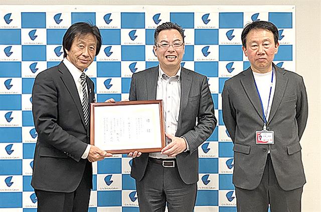 贈呈式に出席した関係者