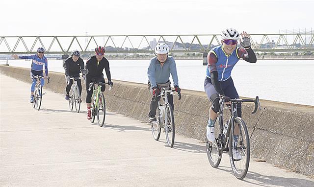 自転車走行を楽しむ選手と参加者