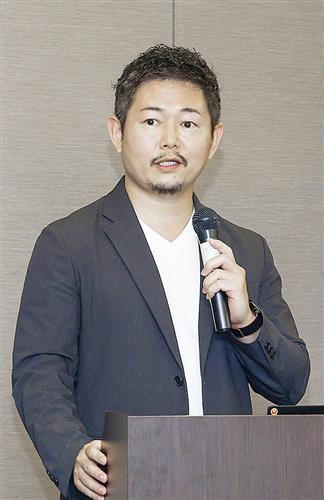 記者会見する「Blue Water Energy」の山地正洋取締役=8月、山口県宇部市
