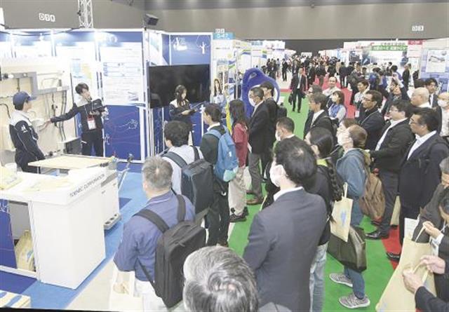 来場者でにぎわうブース