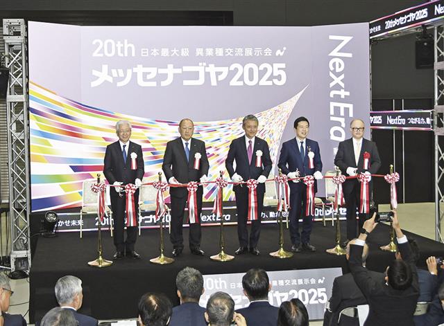 開会式を開催した(左から2人目が嶋尾会頭)