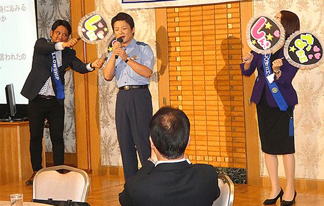 歌で交通安全・防犯を呼びかけた新記巡査長(中央)