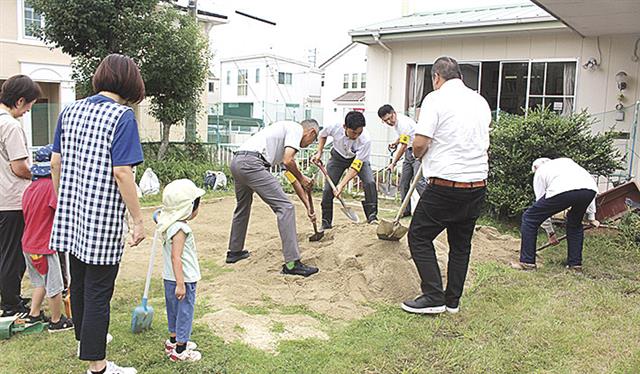 砂場を整備する刈谷RCのメンバー
