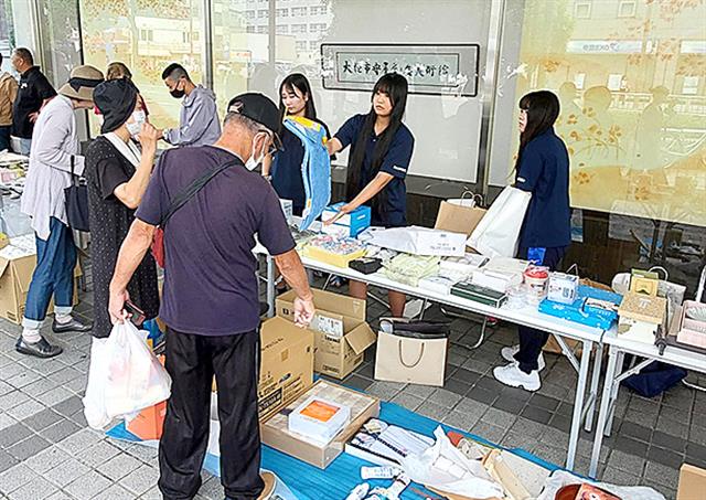 大垣駅前商店街のバザー会場で接客を行う大垣商業高校の生徒ら