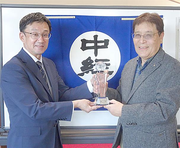 中経杯のトロフィーを手にする大鹿社長(右)と坂本社長