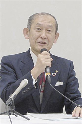 新会頭就任会見であいさつする小倉氏