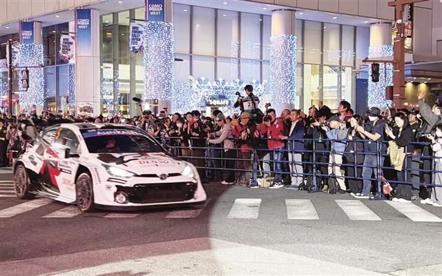 豊田市駅前のオープニングイベントでラリー出場車がパレード