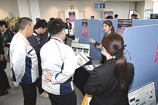 来場者でにぎわう会場