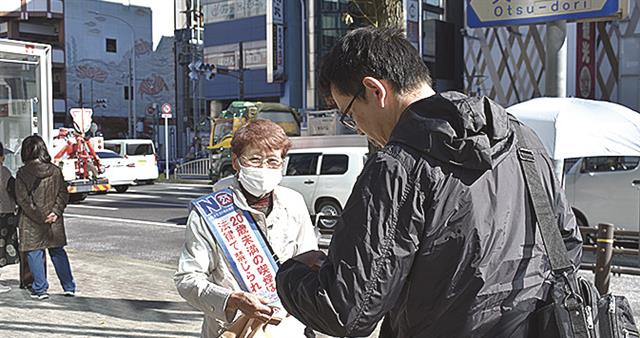 呼びかけを行いながらティッシュを配布した