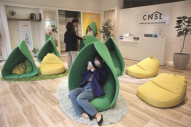 会場内には吸音ソファを試せるスペースも