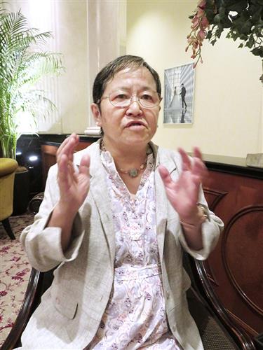 インタビューに答える政治学者の岩本美砂子さん