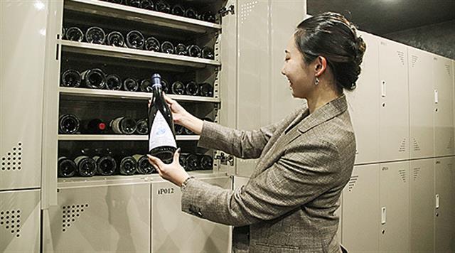 関西電力送配電がサービスを始めるワイン貯蔵施設=6日午後、兵庫県宝塚市