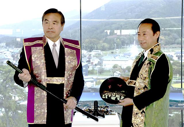 会談した石川県の馳浩知事(左)と岐阜県の江崎禎英知事=10日午後、岐阜県関ケ原町