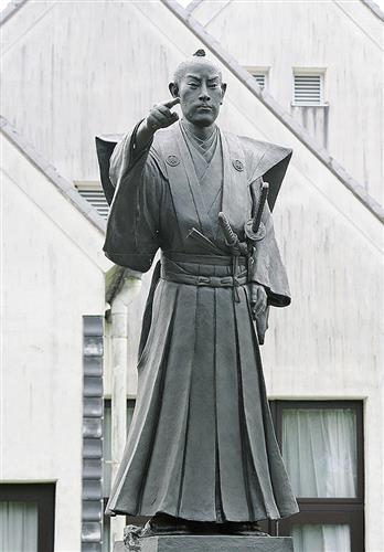 資料が展示されている設楽原歴史資料館の前に立つ岩瀬忠震の像=新城市