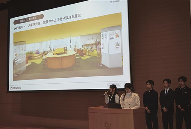 ラウンジのデザインを発表する学生チーム