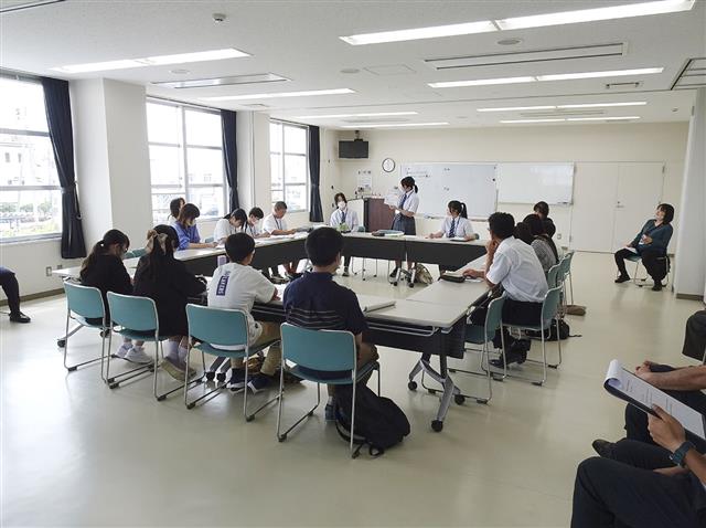 デジタルメディアのコントロールについて話し合う、宮城県東松島市の小中学生たち