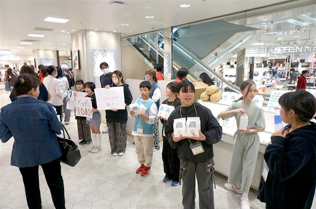 小学生自身がお米の販売を行った