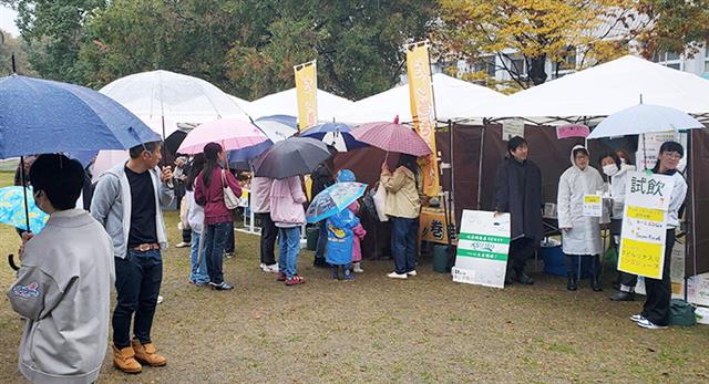 雨の中でも、来場者でにぎわう会場