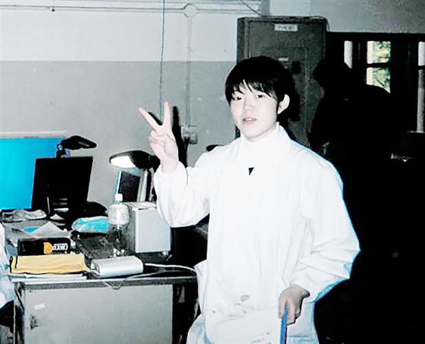 学生時代に、研究室で白衣を着る吉崎由美子准教授=2001年撮影(本人提供)