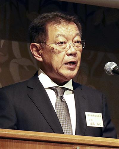 日本新聞折込広告業協会の全国大会であいさつする、日本新聞販売協会の岩城善之会長=13日午後、名古屋市