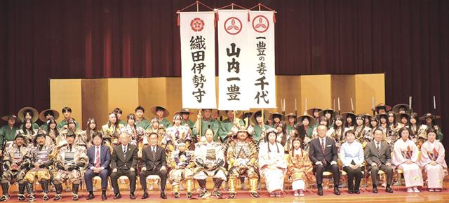 ステージにそろった一豊行列のメンバーら