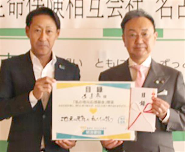 感謝状贈呈式に出席した浅野支社長(左)と村上市長
