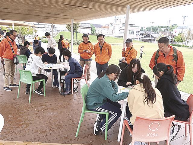 地図で危険な場所を確認する生徒ら