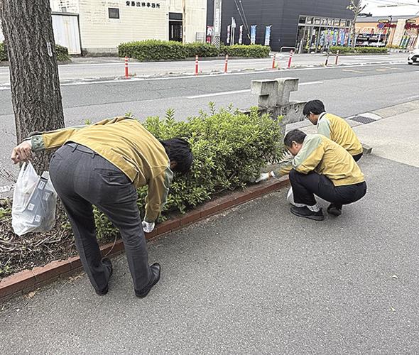 地域のゴミを拾う従業員ら