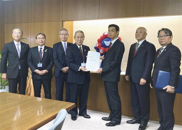 経産省の井野副大臣(右から3人目)らに対し要望活動を行った(同5人目が勝野氏)