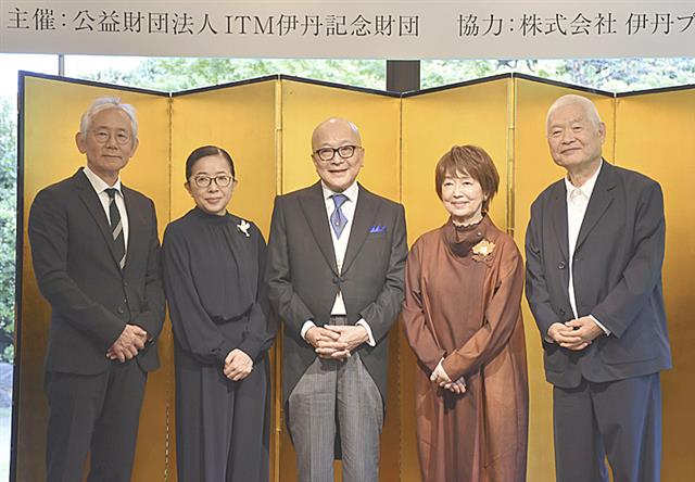 伊丹十三賞を受賞した山田五郎さん(中央)と、伊丹十三記念館館長で俳優の宮本信子さん(右から2人目)ら=東京都港区