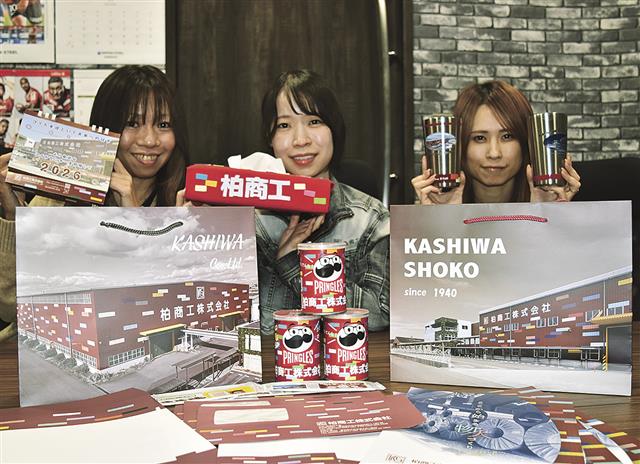 社員のアイデアをもとに、さまざまなグッズを展開する